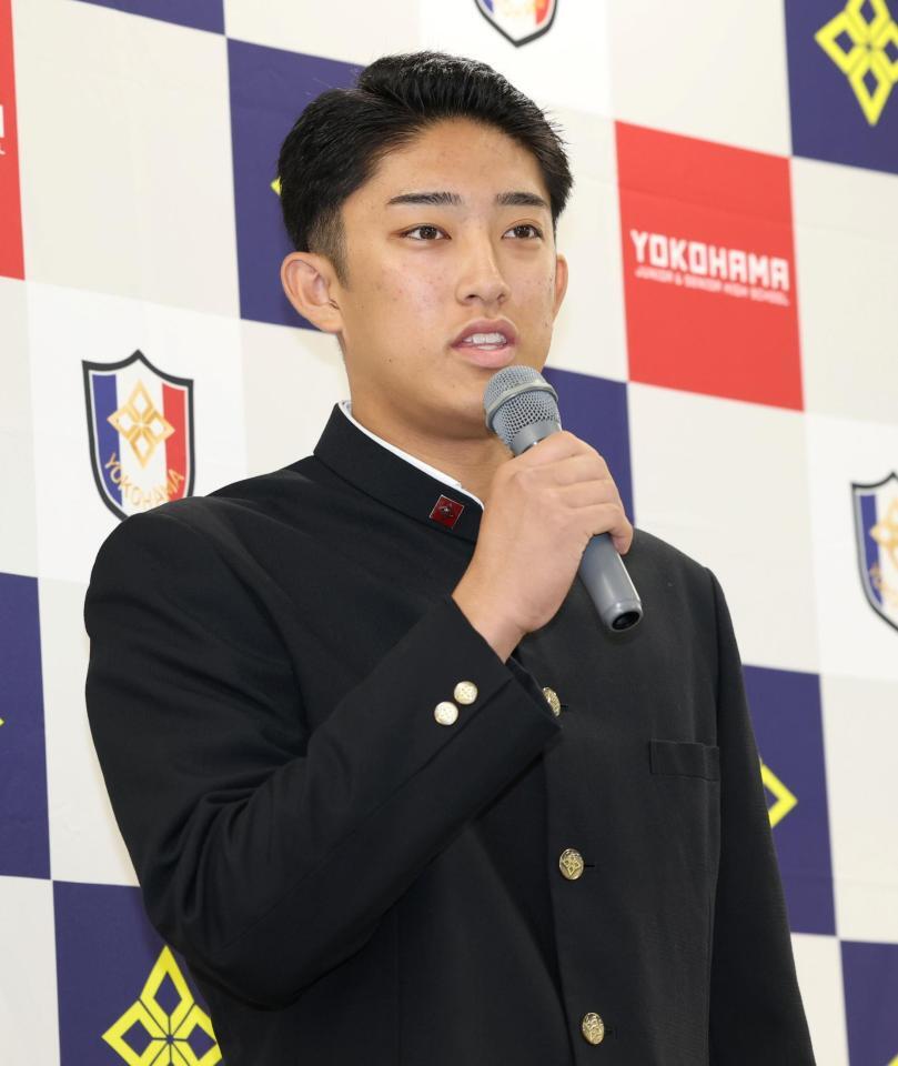 会見でアメリカ挑戦を表明した横浜・織田翔希（撮影・伊藤笙子）