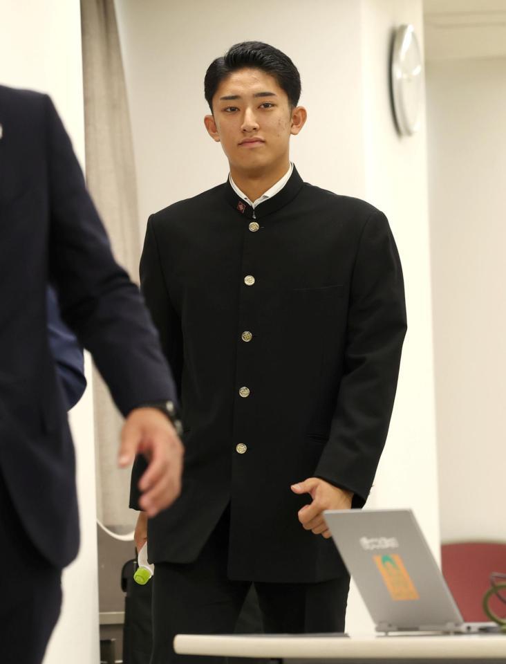 会見に臨んだ横浜・織田翔希（撮影・伊藤笙子）