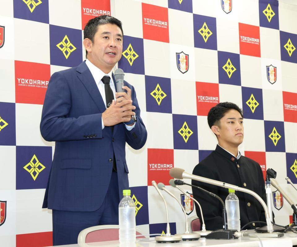 アメリカ挑戦を表明した織田翔希（右）について語る横浜・村田浩明監督（撮影・伊藤笙子）