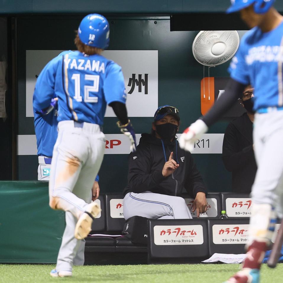 １回、清宮幸の先制打で生還した矢沢（左）にポーズをとる新庄監督（撮影・中島達哉）