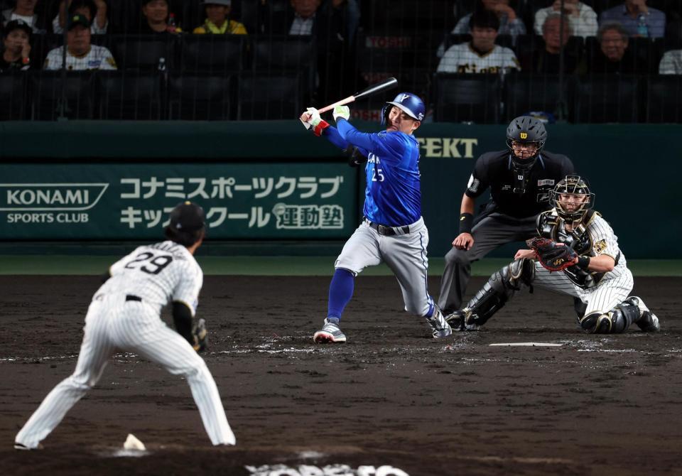 ５回、空振り三振に倒れる筒香（撮影・山口登）