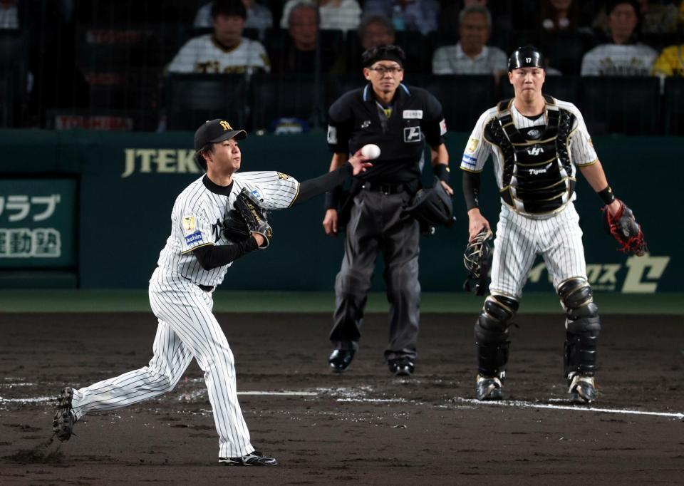 ４回、高橋は成瀬のバントを捕球。三塁に送球し二走の宮崎をアウトにする（撮影・山口登）