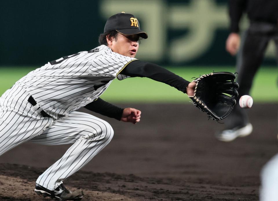 ５回、度会の打球を好捕しピンチを切り抜ける高橋（撮影・田中太一）