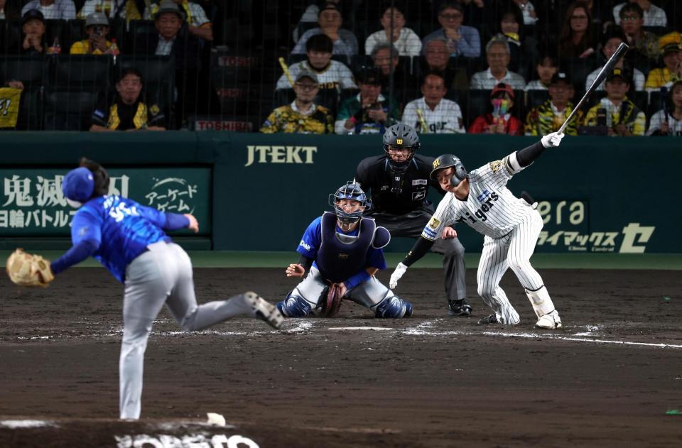 ７回、空振り三振に倒れる立石（投手・馬場、捕手・松尾）＝撮影・山口登