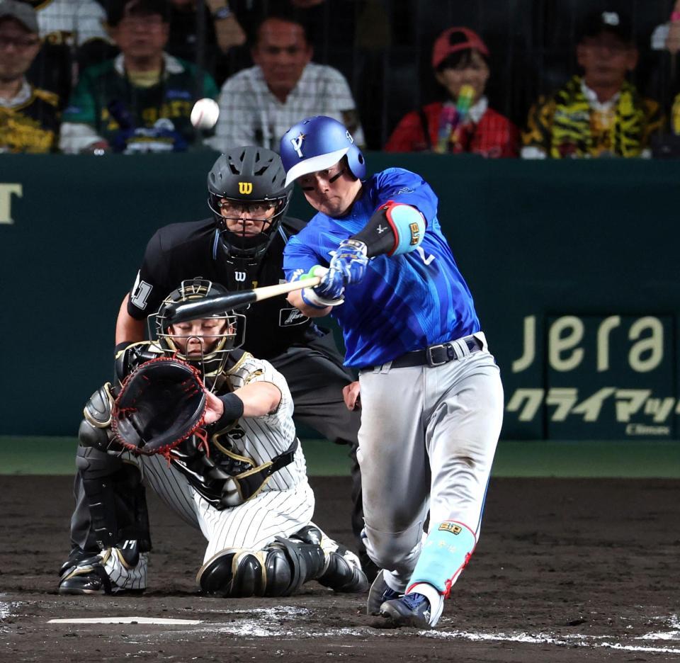 ８回、左越えに先制ソロを放つ牧（捕手・伏見）＝撮影・山口登