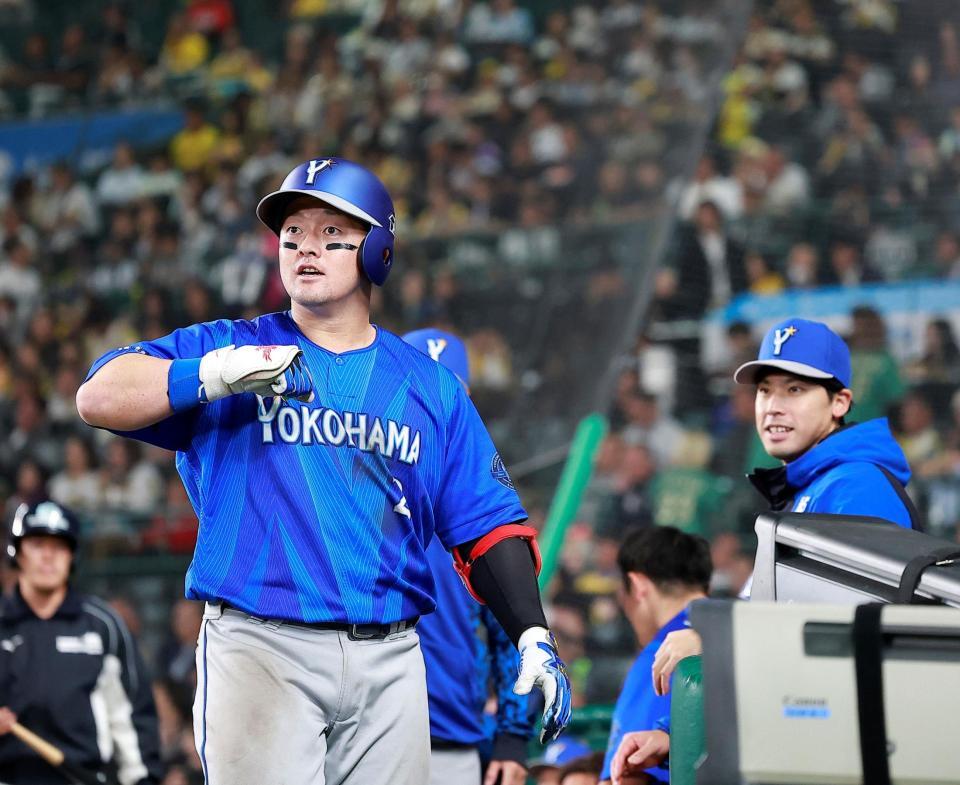 ８回、先制ソロを放ちポーズを決める牧（撮影・西田忠信）