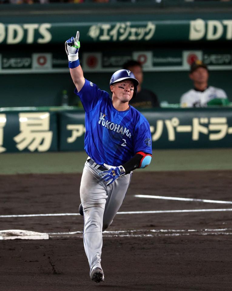 ８回、先制ソロを放ちベースを回る牧（撮影・山口登）