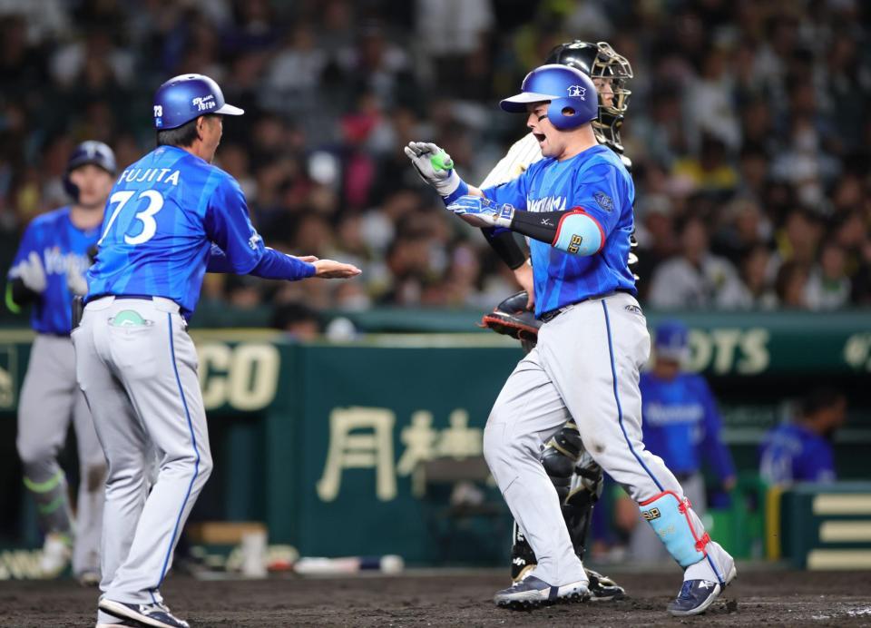 ８回、牧は左越え本塁打を放ち、大喜びで生還する（撮影・坂部計介）