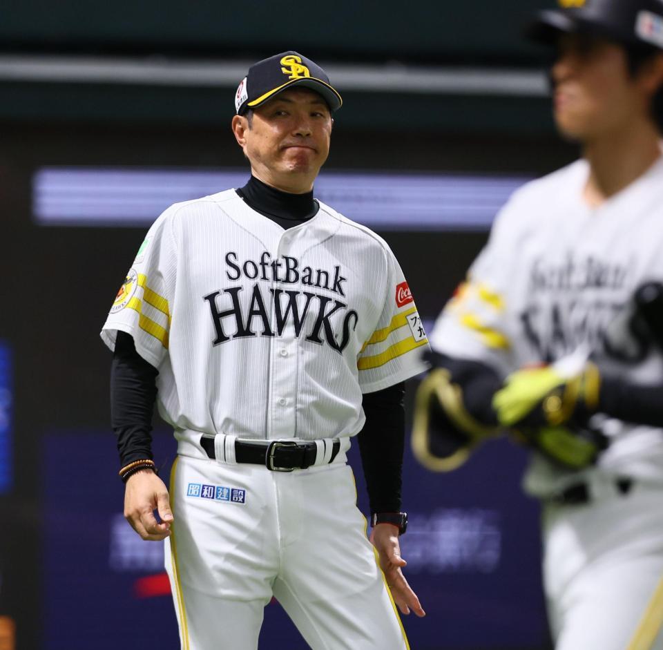 ８回、選手交代を告げる小久保監督（撮影・中島達哉）
