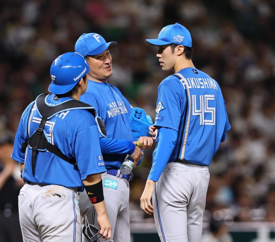９回、サヨナラのピンチでマウンドに集まる福島（右）ら日本ハムナイン（撮影・中島達哉）