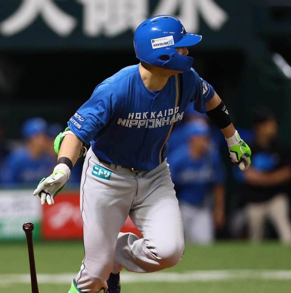１回、先制となる左前適時打を放つ清宮幸（撮影・中島達哉）
