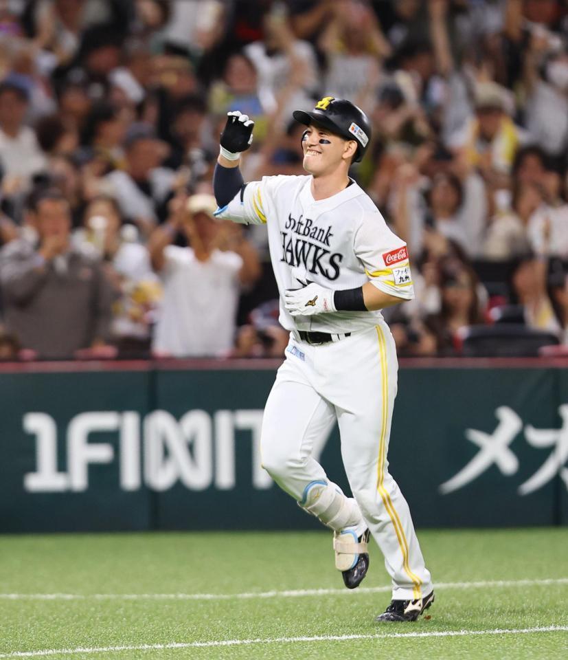 ９回、サヨナラ満塁本塁打を放ち、ダイヤモンドを回る栗原（撮影・中島達哉）
