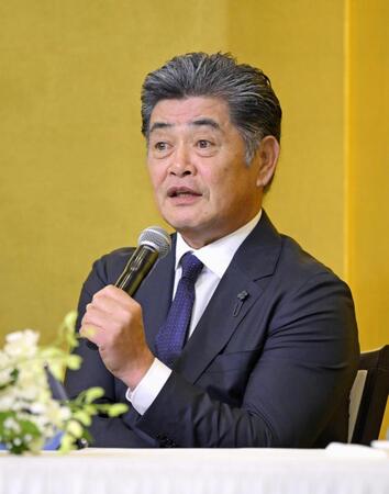 中日の新監督に決まり、記者会見する工藤公康氏