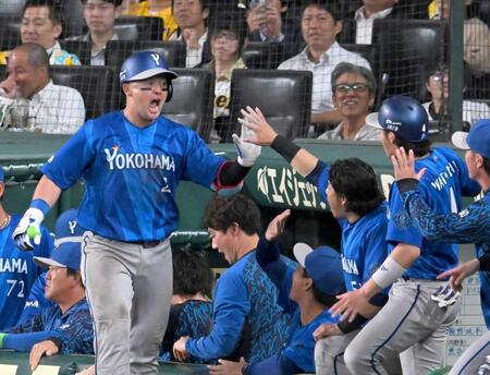 ８回、先制ソロを放った牧はナインと歓喜のハイタッチ（撮影・飯室逸平）