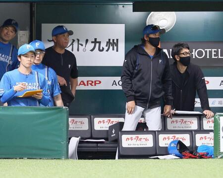 ９回、戦況を見つめる新庄監督（右から２人目）＝撮影・中島達哉