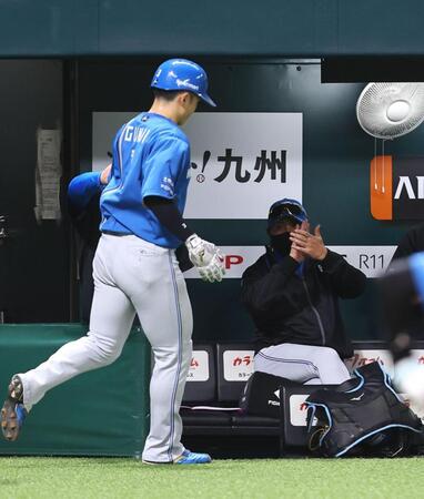 １回、清宮幸の先制打で生還した郡司（左）を迎える新庄監督（撮影・中島達哉）