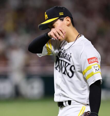 １回、先制を許し、ベンチに戻る前田悠（撮影・中島達哉）