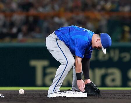 １回、近本の打球を失策する牧（撮影・西田忠信）
