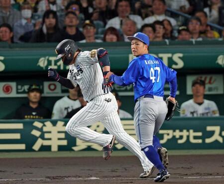 １回、併殺打に倒れる大山。右は投手・片山（撮影・立川洋一郎）