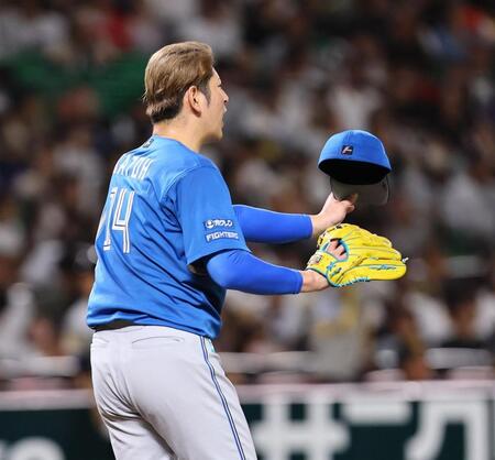 ２回、イニング終わりに栗原に謝罪する加藤（撮影・中島達哉）