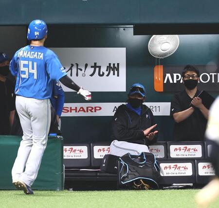 ５回、水野の適時内野安打で生還した山県（左）を迎える新庄監督（中央）＝撮影・中島達哉