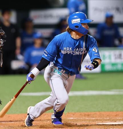５回、勝ち越しとなる二塁への適時内野安打を放つ水野（撮影・中島達哉）