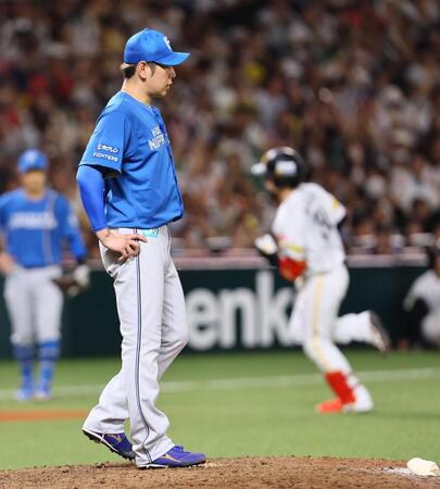 ５回、正木（右）に逆転２ランを浴びる加（撮影・中島達哉）