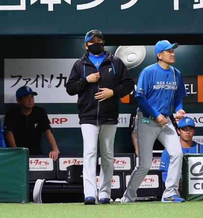 ５回、逆転２ランを浴びた加藤の交代を告げ新庄監督（中央）＝撮影・中島達哉