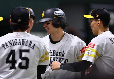 ５回、逆転２ランを放ち、ナインに迎えられる正木（撮影・中島達哉）