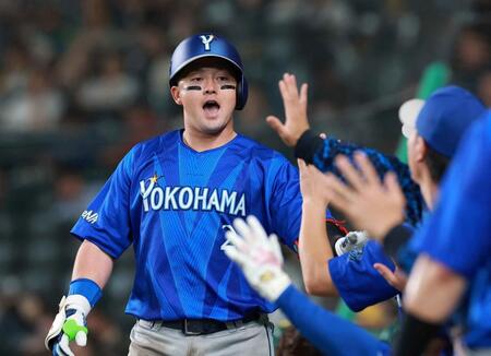 ８回、ソロを放ちナインとタッチを交わす牧（撮影・西田忠信）