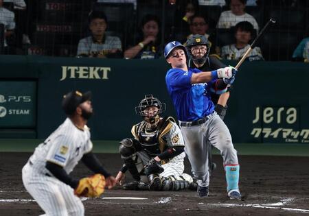 ８回、左越えにソロを放つ牧（投手・セベリーノ、捕手・梅野）＝撮影・山口登