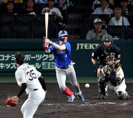 ５回、中前打を放つ度会（撮影・山口登）