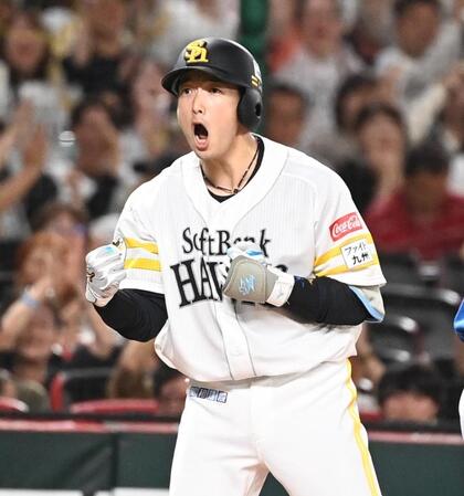 ６回、適時三塁打を放ち雄たけびを上げる山本祐