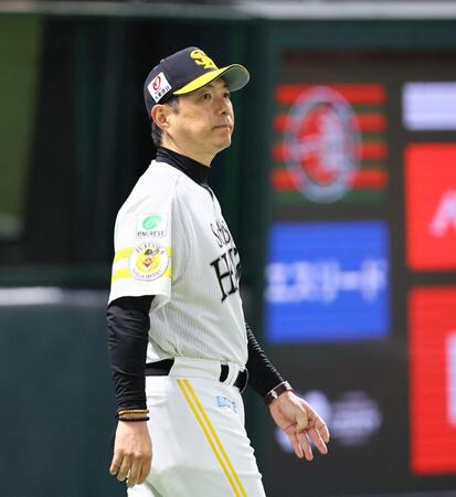 ６回、選手交代を告げる小久保監督（撮影・中島達哉）