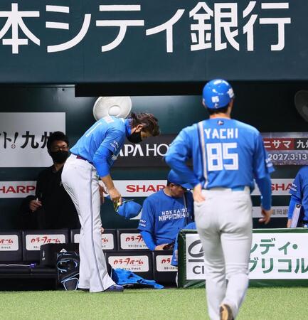 ＣＳ敗退し、ライトスタンドの日本ハムファンに一礼する新庄監督（撮影・中島達哉）