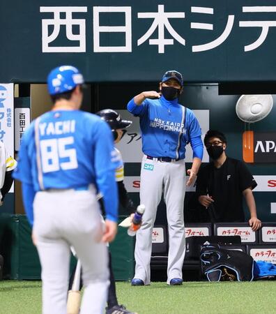 ＣＳ敗退し、小久保監督にジェスチャーでメッセージする新庄監督（撮影・中島達哉）