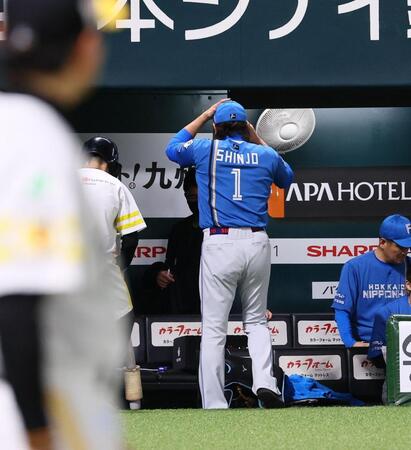 ＣＳ敗退し、引き揚げる新庄監督（撮影・中島達哉）