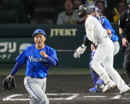 　６回阪神１死、立石を空振り三振に仕留め、ガッツポーズするＤｅＮＡ・片山＝甲子園