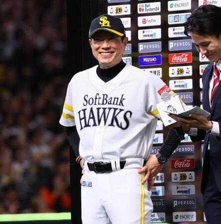 優勝監督インタビューで笑顔を見せる小久保監督（撮影・中島達哉）