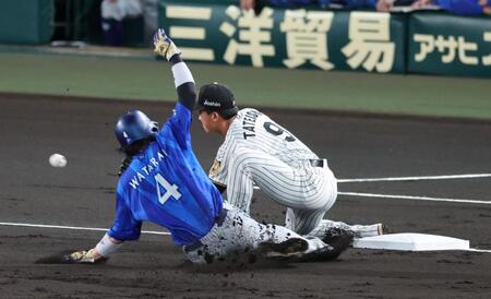 １回、度会は佐野のバントで三塁を狙うもアウトになる（野手・立石）＝撮影・山口登