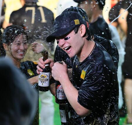 ビールかけを楽しむ正木（撮影・中島達哉）