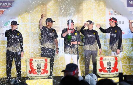 ビールかけの音頭をとる栗原（中央）＝撮影・中島達哉