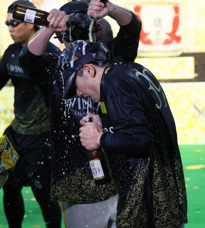 ビールかけを楽しむ山本祐（撮影・中島達哉）