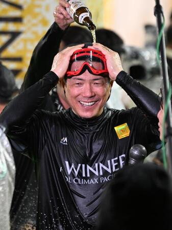 祝勝会で、ビールをかけられる小久保監督