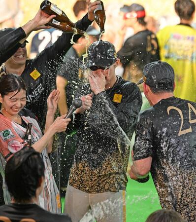 祝勝会で、ビールをかけられる庄子