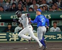 １回、併殺打に倒れる大山。右は投手・片山（撮影・立川洋一郎）