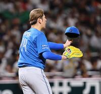 ２回、イニング終わりに栗原に謝罪する加藤（撮影・中島達哉）