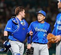 初回を投げ終え、戸柱（左）とベンチに戻る片山（撮影・西田忠信）