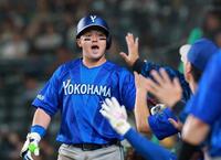 ８回、ソロを放ちナインとタッチを交わす牧（撮影・西田忠信）