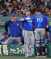 ８回、ソロを放ち左翼スタンドへ向かってポーズを決める牧（撮影・立川洋一郎）